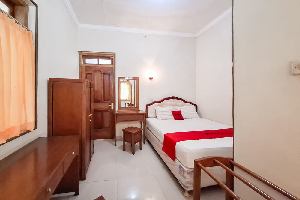 RedDoorz Superior Room