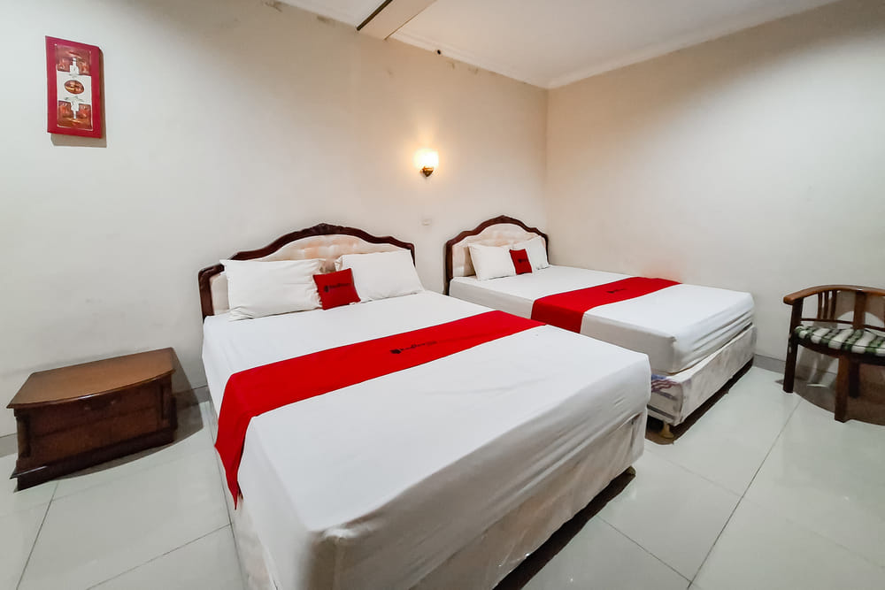 RedDoorz Family Room (4 Adults)