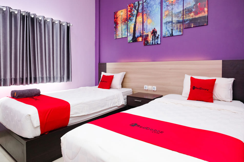 RedDoorz Twin Room