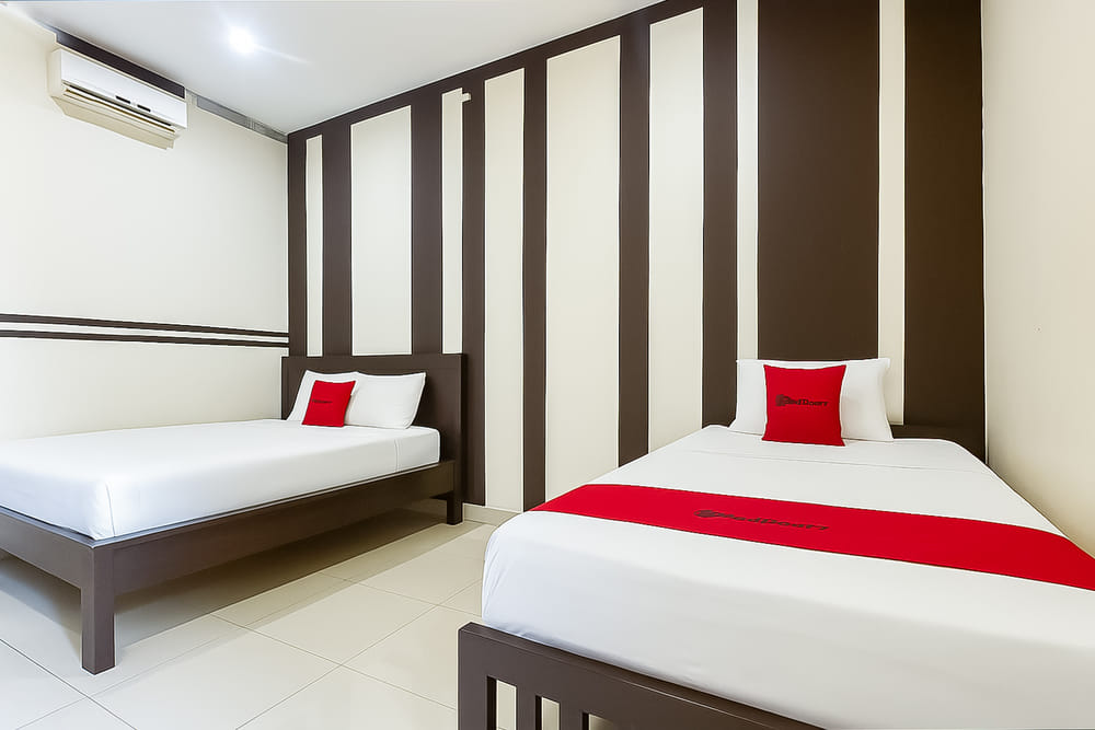 RedDoorz Twin Room