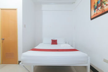 RedDoorz @ Wyns Hotel