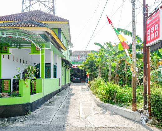 RedDoorz Syariah Near Stasiun Wates