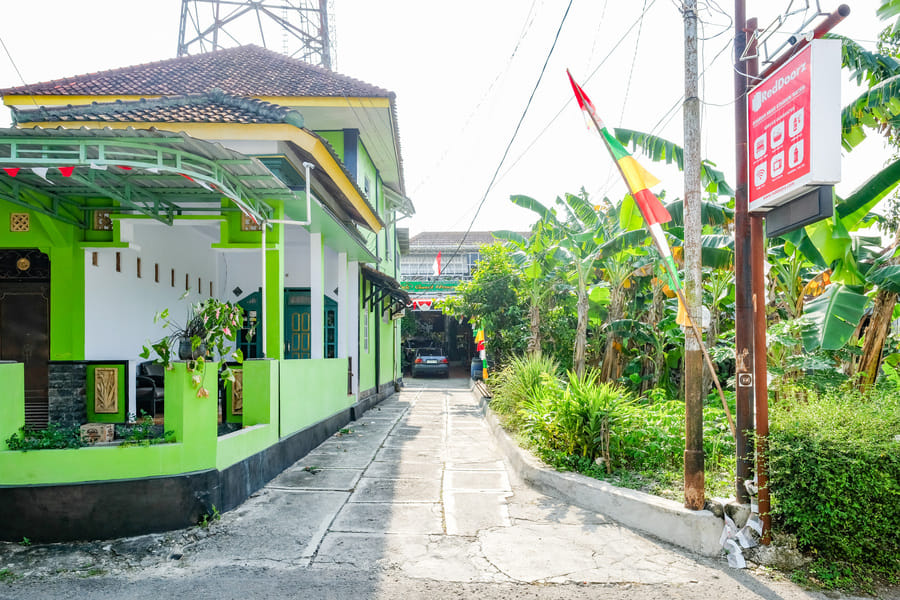RedDoorz Syariah Near Stasiun Wates
