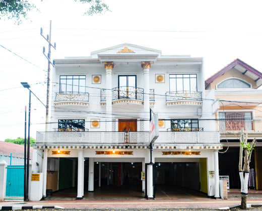 Urbanview Hotel Mawar Sharon near Alun Alun Batu