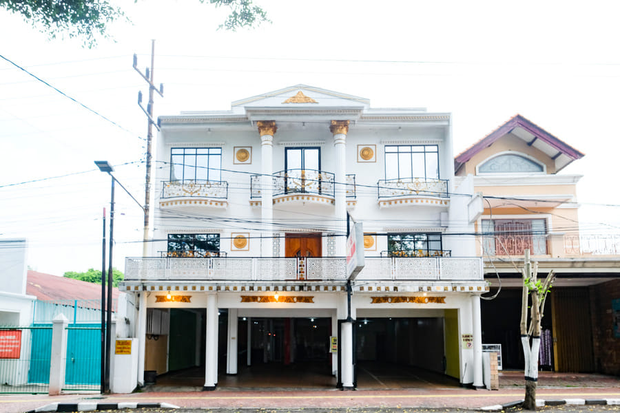 Urbanview Hotel Mawar Sharon near Alun Alun Batu