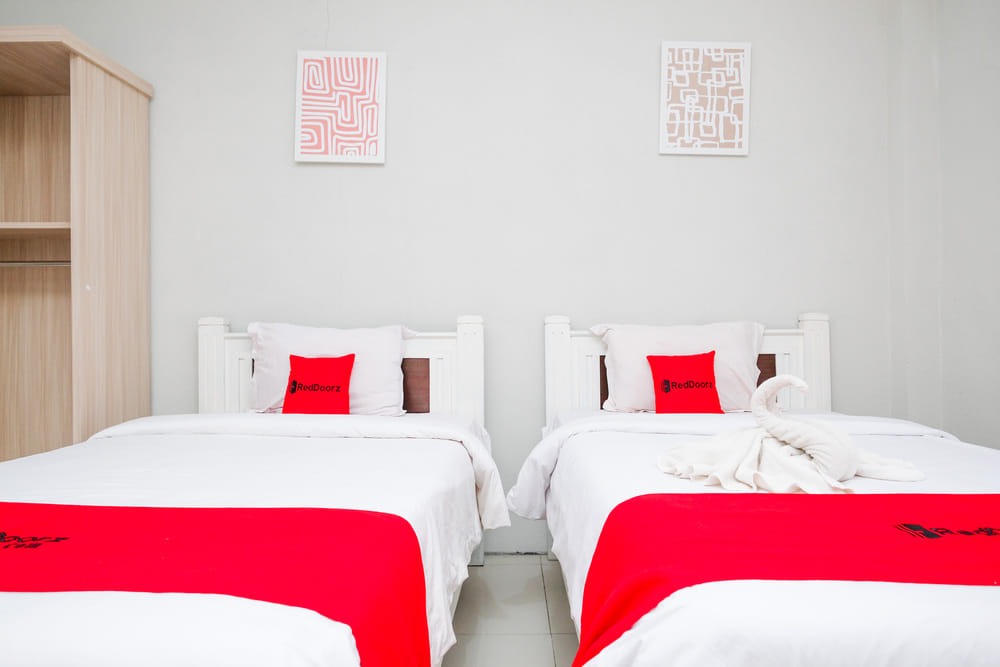 RedDoorz Twin Room