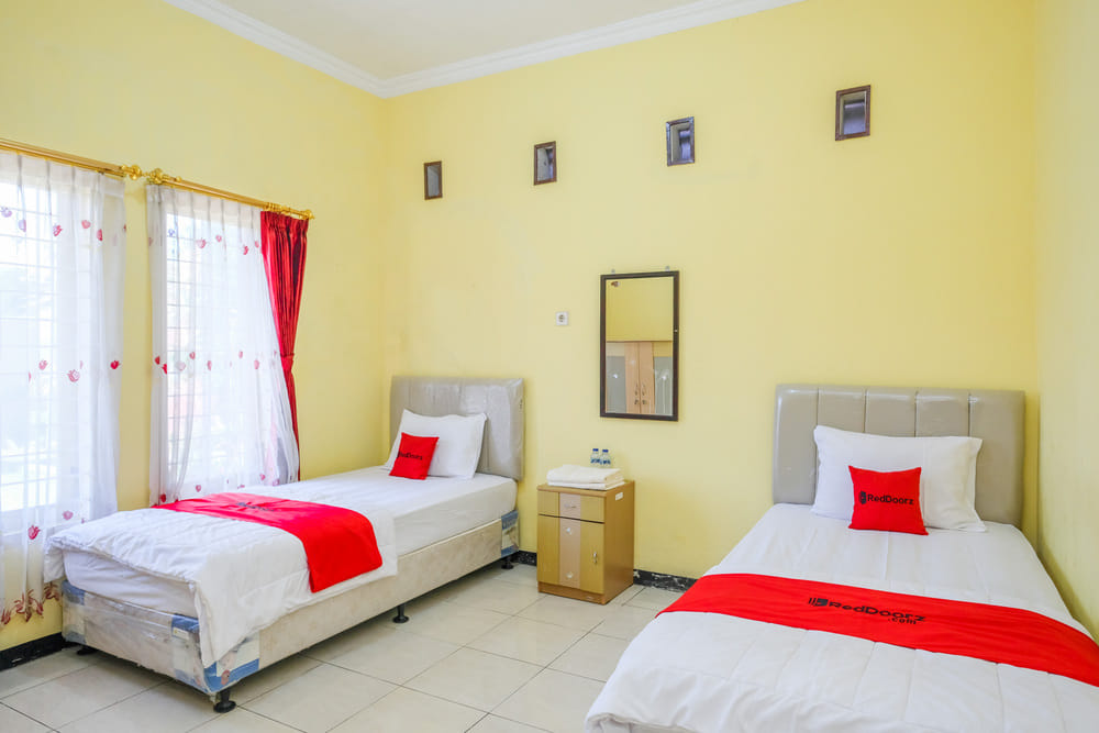 RedDoorz Twin Room with Shared Bathroom