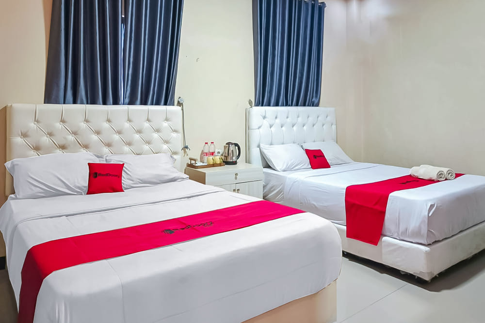 RedDoorz Deluxe Double Room