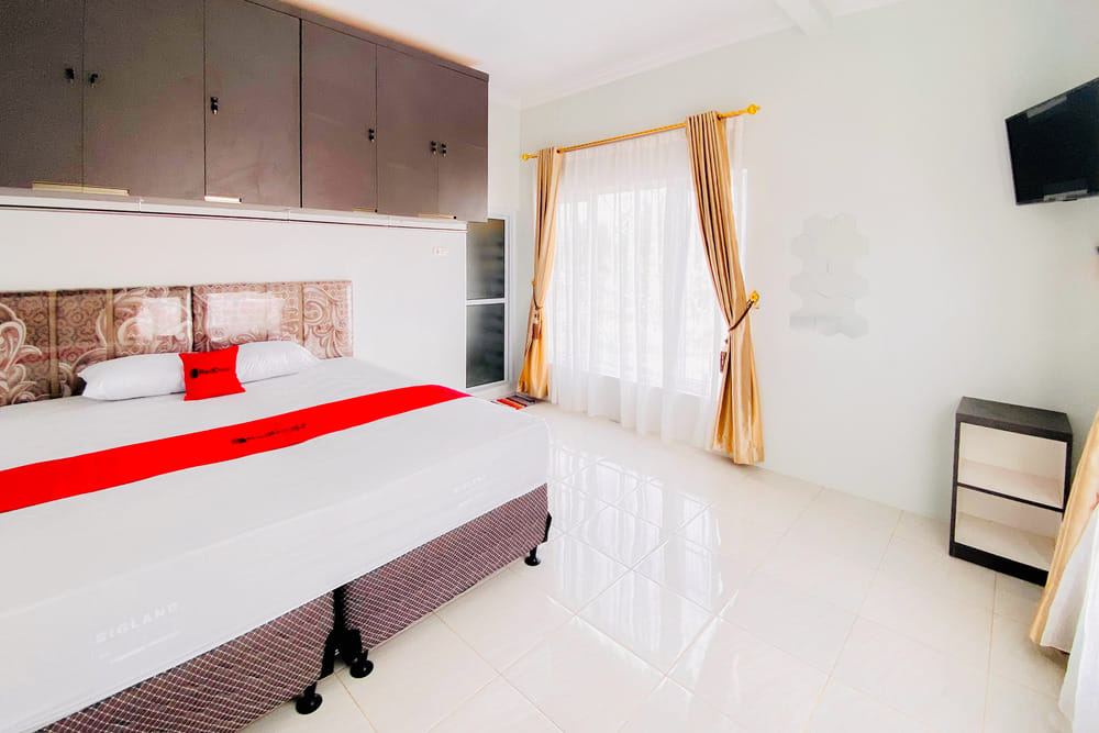 RedDoorz Family Room (4 Adults)