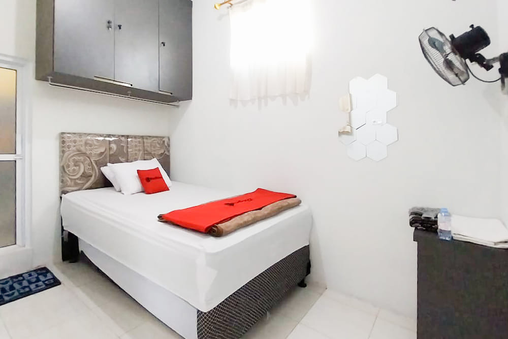 RedDoorz Single Room