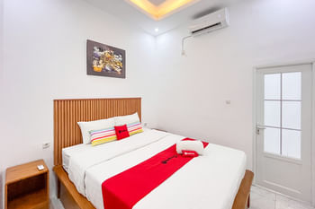 RedDoorz near Alun Alun Tanjunganom Nganjuk 2