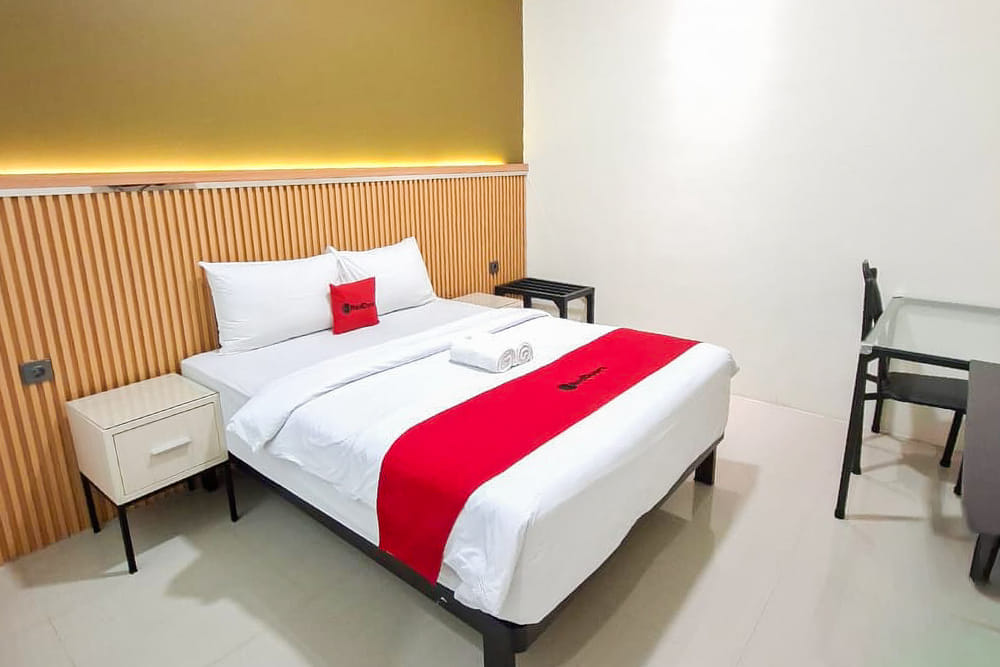 RedDoorz Deluxe Double Room