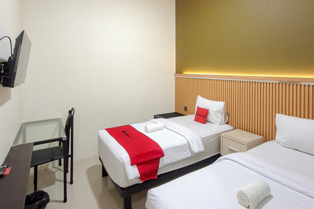 RedDoorz Deluxe Twin Room