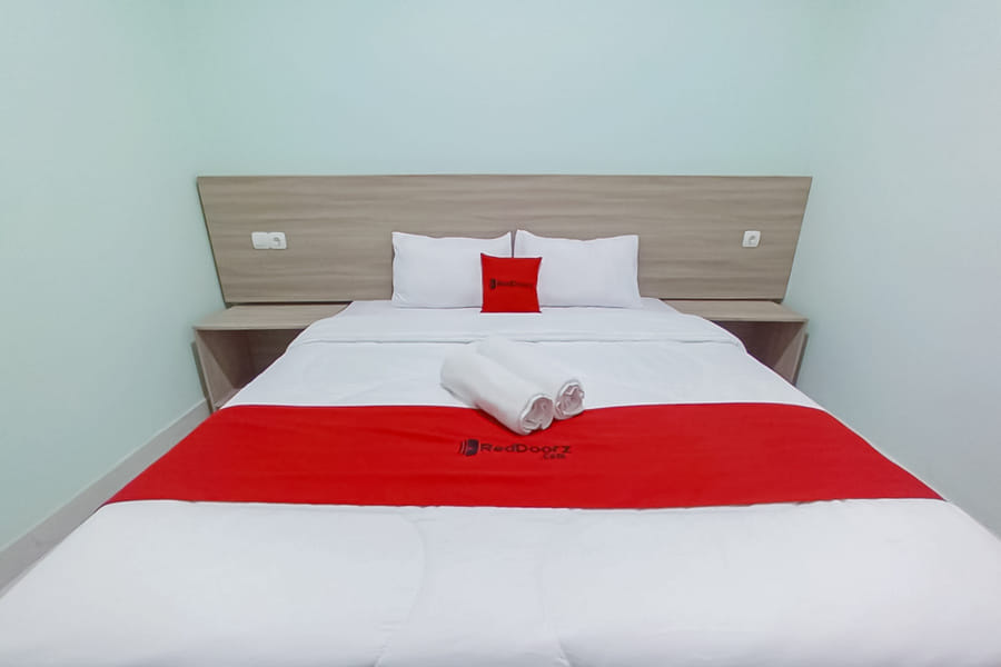 RedDoorz @ Diamond Inn Stasiun Pekalongan