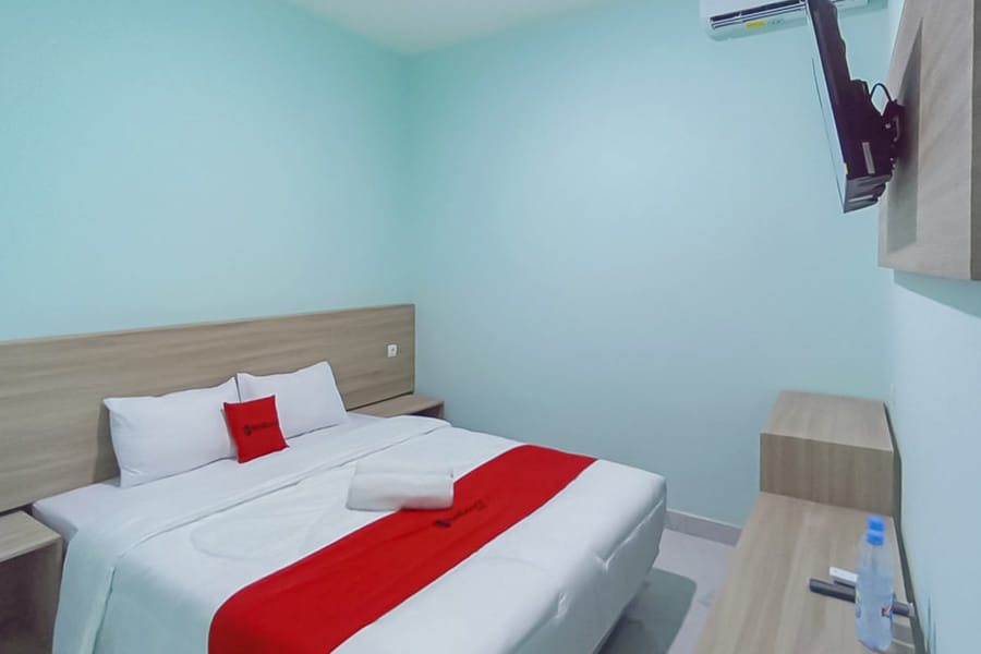RedDoorz @ Diamond Inn Stasiun Pekalongan