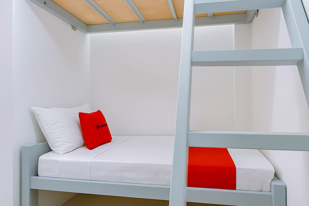 RedDoorz Twin Room