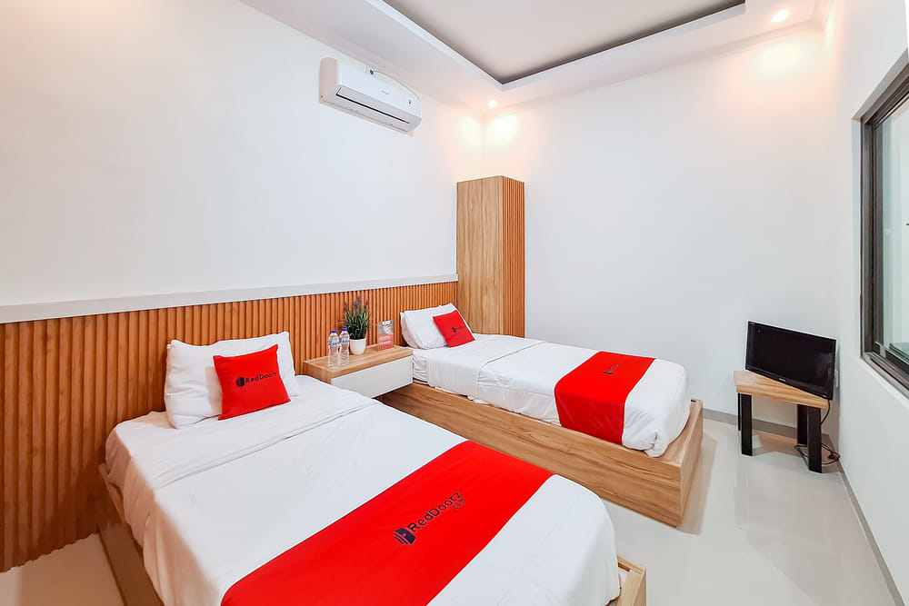 RedDoorz Deluxe Twin Room