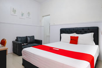 RedDoorz Plus near STIE YKPN