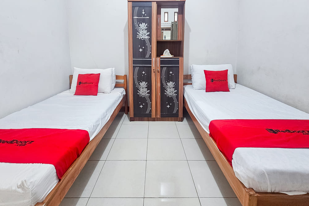 RedDoorz Twin Room