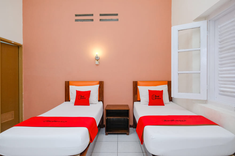 RedDoorz Deluxe Twin Room