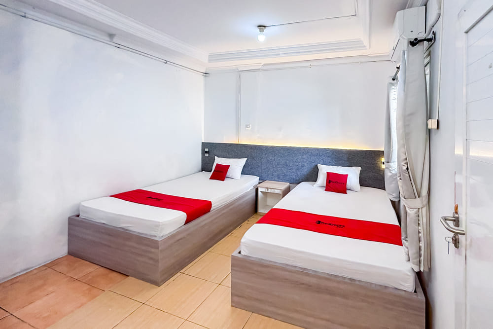 RedDoorz Deluxe Twin Room