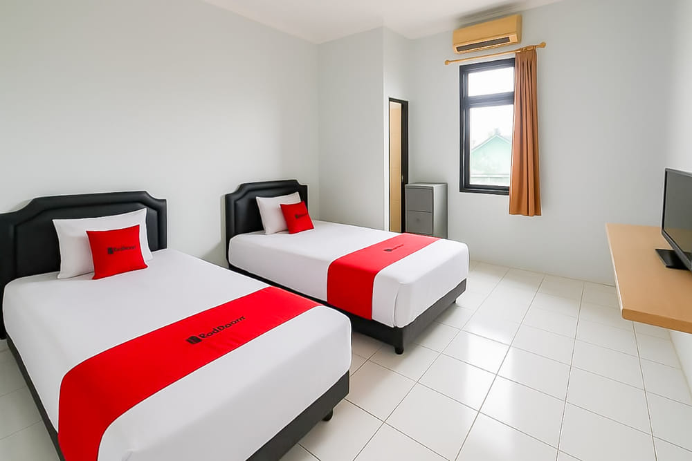 RedDoorz Twin Room