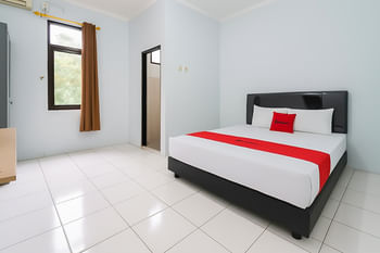 RedDoorz Syariah @ Guest House Samira