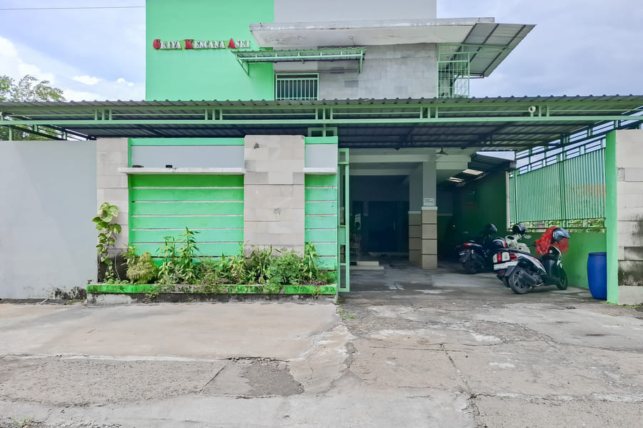 RedDoorz near RS Karima Utama Solo