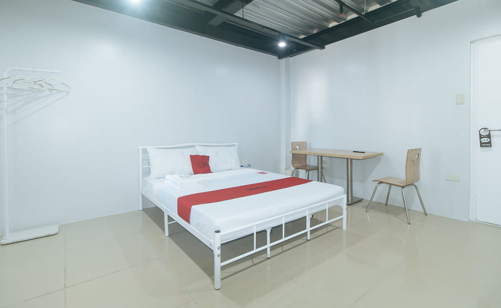 RedDoorz Deluxe Double Room