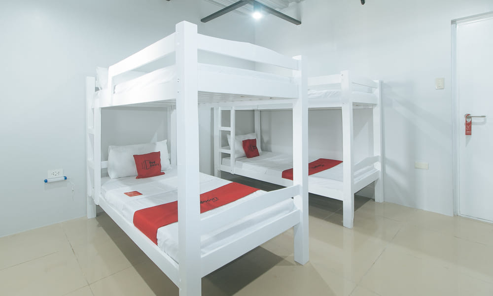 RedDoorz Family Room (4 Adults)