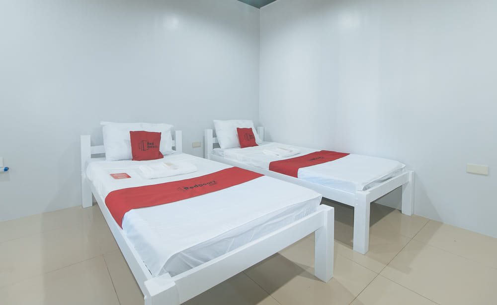 RedDoorz Standard Twin Room