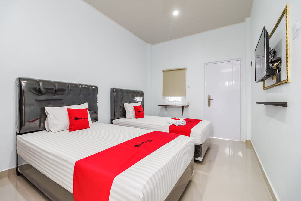 RedDoorz Twin Room