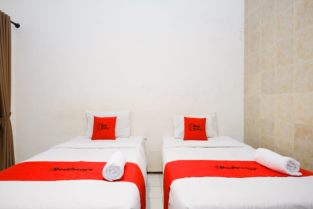 RedDoorz Twin Room