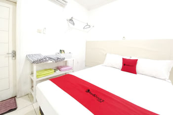 RedDoorz Syariah @ Homestay Al Mustaqim near Alun Alun Magetan