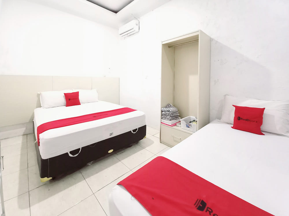 RedDoorz Deluxe Room