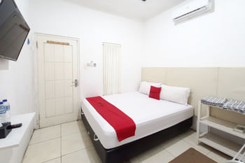 RedDoorz Syariah @ Homestay Al Mustaqim near Alun Alun Magetan