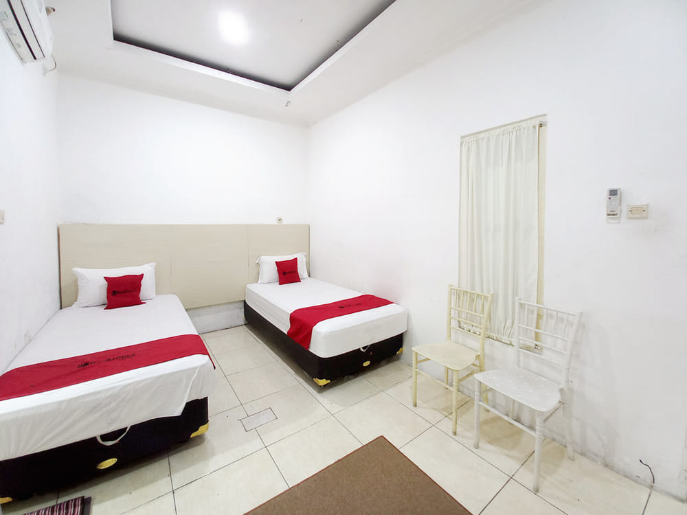 RedDoorz Twin Room