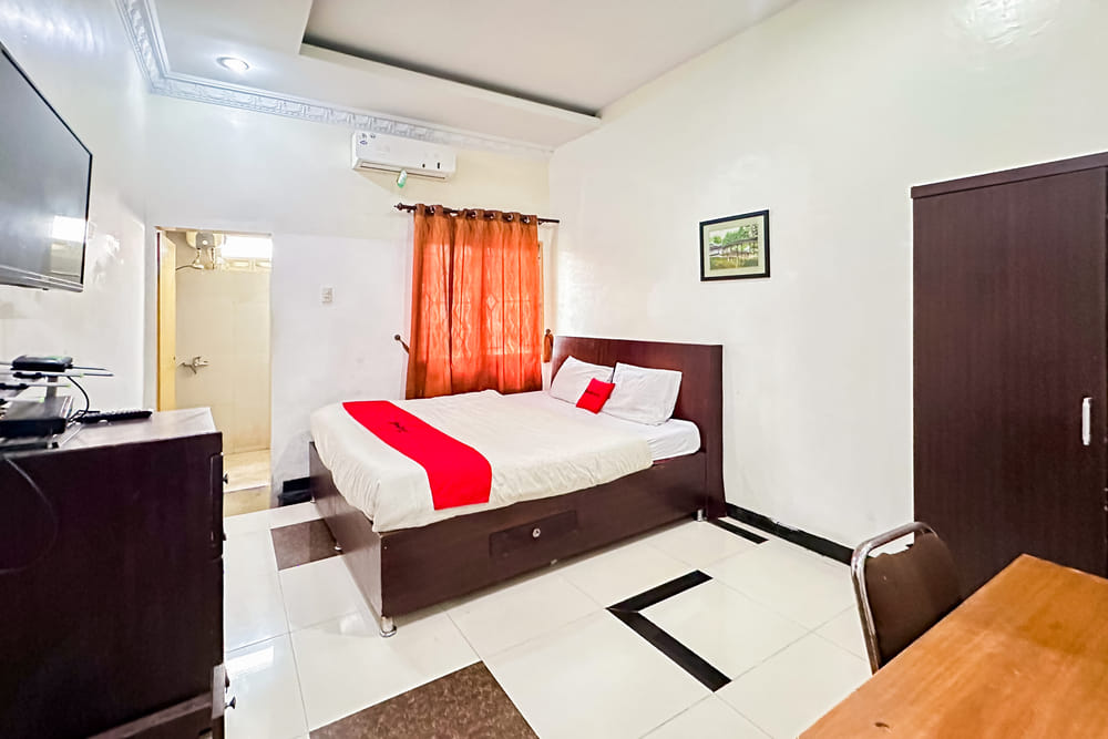 RedDoorz Superior Room
