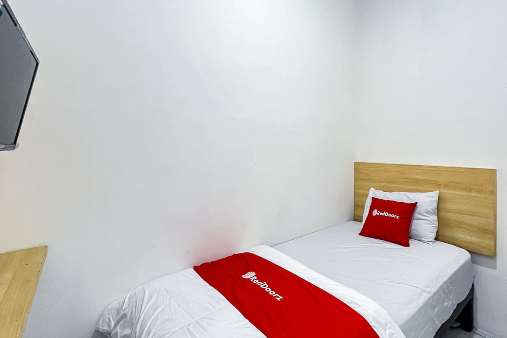 RedDoorz Single Room