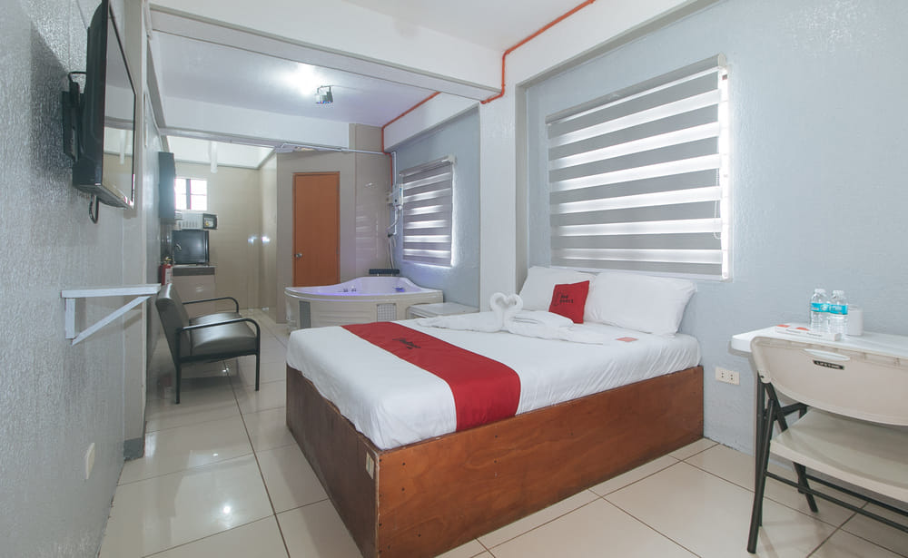 RedDoorz Jacuzzi Room