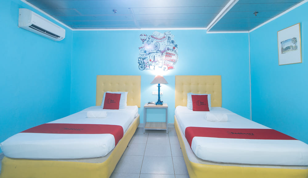 RedDoorz Twin Room