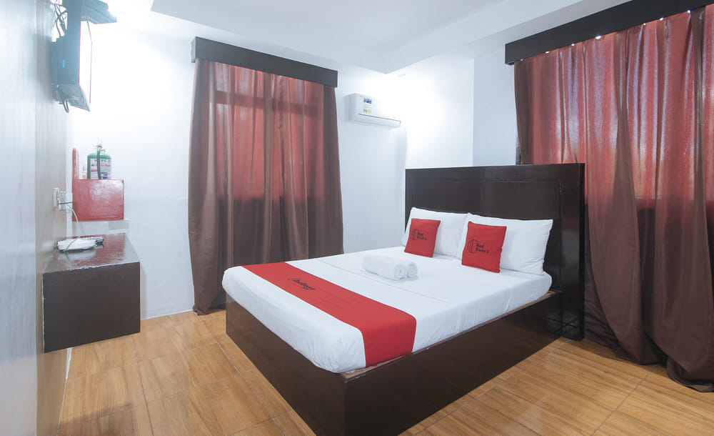 RedDoorz Deluxe Room