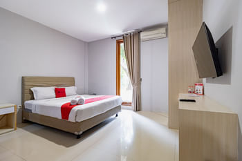 RedDoorz Plus near Cilandak Town Square 2