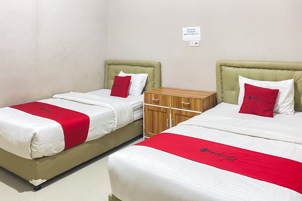RedDoorz Twin Room