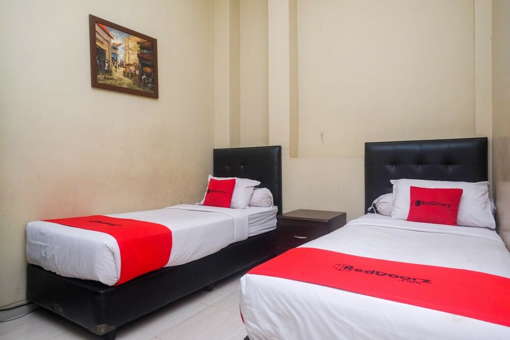 RedDoorz Twin Room