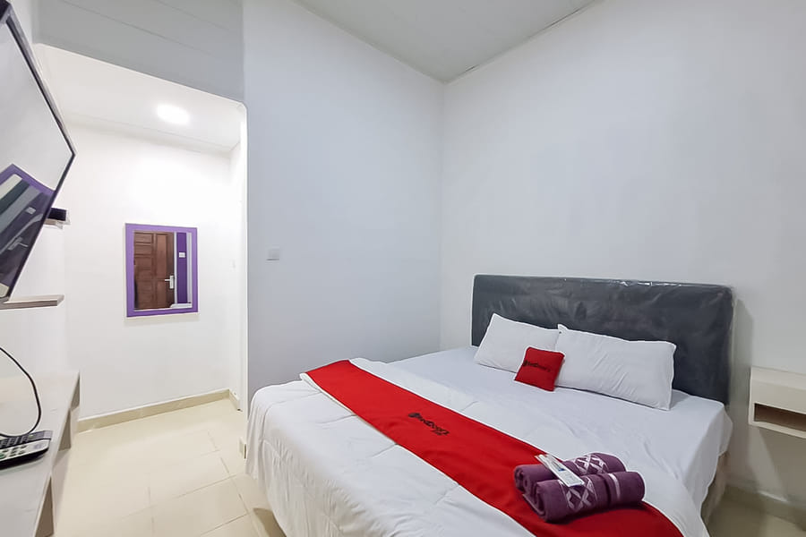 RedDoorz @ Jalan Ahmad Yani Karawang