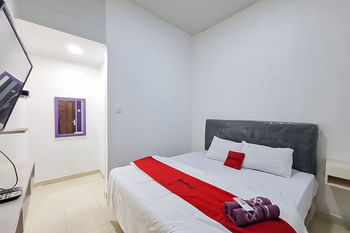 RedDoorz @ Jalan Ahmad Yani Karawang