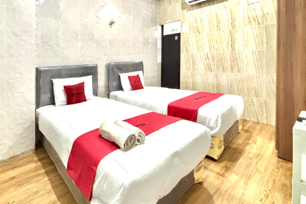 RedDoorz Twin Room