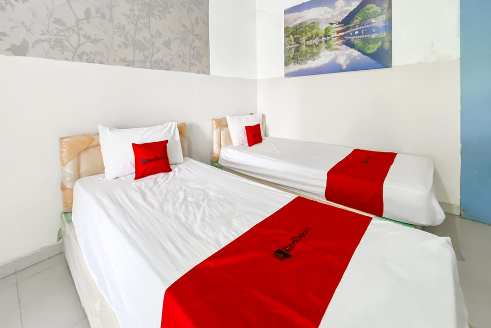 RedDoorz Twin Room