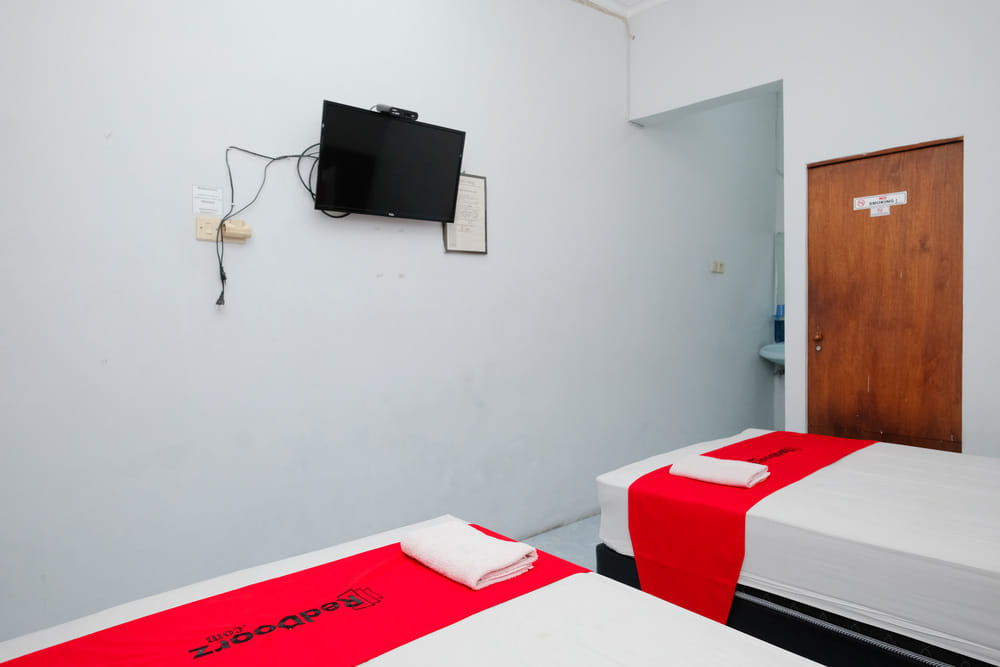 RedDoorz Twin Room